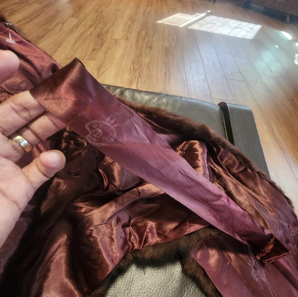 Pre-owned,  but very good condition women's fur shawl. - Picture 6 of 13
